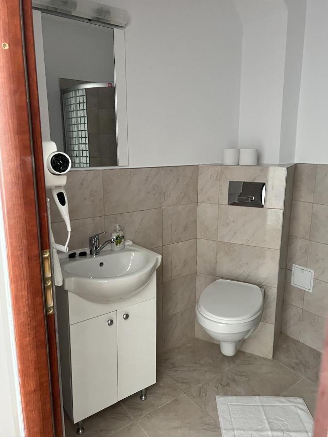 The Dot Otel Mediaş Dış mekan fotoğraf